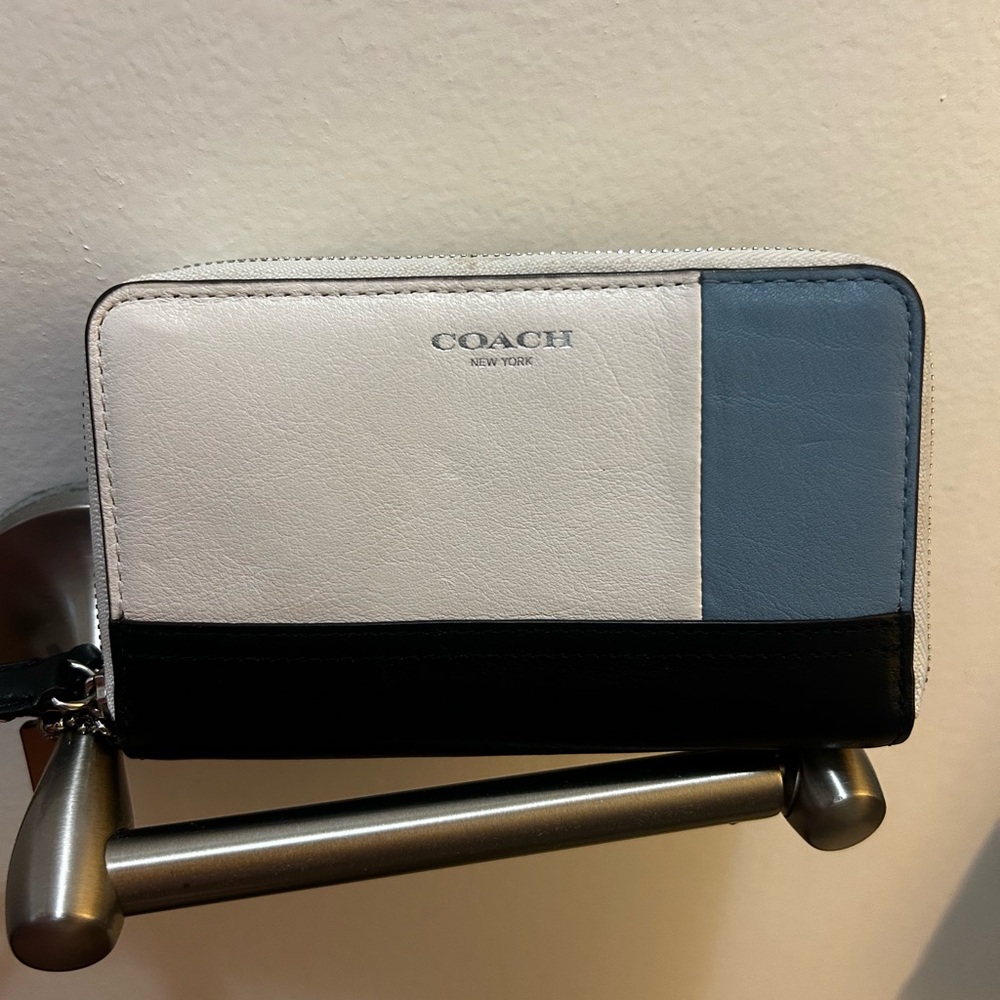 Coach Colorblock full zip t o compartments wallet